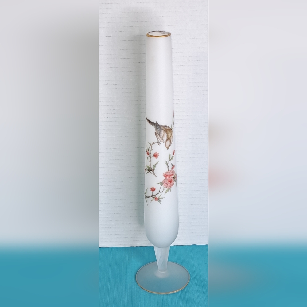 15" tall white satin glass vase, beautiful 😍